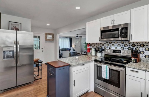 Columbia House | Sunlit Skyland Sanctuary | 1 Mi to Riverbanks Zoo
