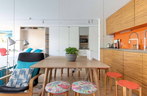 Mona Vale Apartment | Sunlit Studio mins from Beach w/t Secluded Pool.