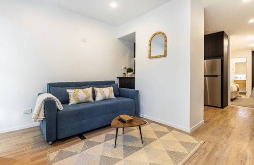 Newton Apartment | Sunny 1BR Retreat in Heart of CBD by Zodiak Stays