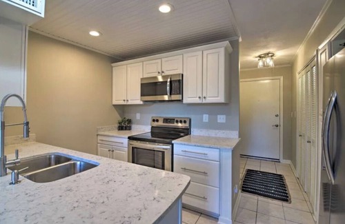 Diamondhead Condo | Sunny 1st Floor Condo w/Pool: Golf, Swim & Play!