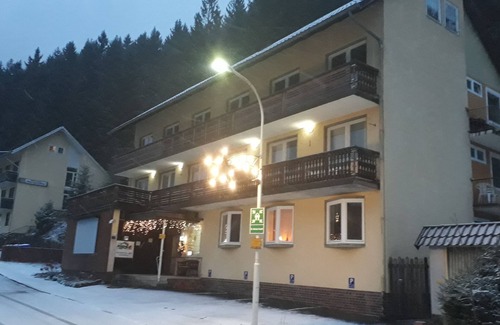 Wildemann Apartment | Sunny 2 Bedroom apartment with balcony sleeps 6