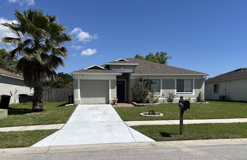 Plant City House | SUNNY 3 BDRM W/ PATIO AND GARAGE