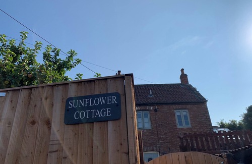 Cheddar Cottage | Sunny 4-bedroom cottage with South facing garden - Sunflower Cottage