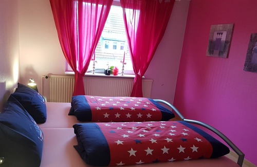 Bant Apartment | Sunny apartment in WHV, newly renovated, garden for barbecues, south beach,