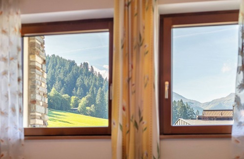 Muhlthal Apartment | Sunny apartment with view & ski bus 10 m away