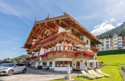 Muhlthal Apartment | Sunny apartment with view & ski bus 10 m away