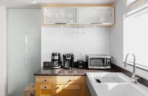 Point Richmond Apartment | Sunny apartment with private deck, Bay view