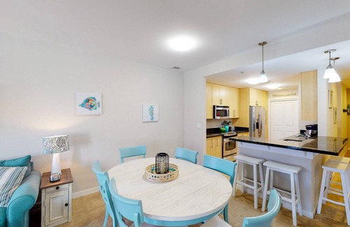 Sandbridge Condo | Sunny beach condo with washer/dryer, pool & gym