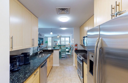 Sandbridge Condo | Sunny beach condo with washer/dryer, pool & gym