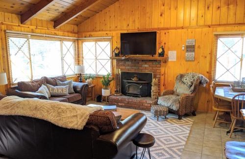 Upper Moonridge House | Sunny Bear Cabin Resort Cottage by Big Bear Vacations