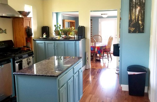 South Berkeley House | Sunny Berkeley 3 bedroom/2 bathroom house near BART (subway)