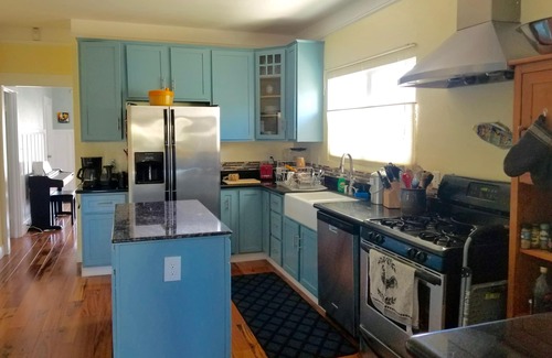 South Berkeley House | Sunny Berkeley 3 bedroom/2 bathroom house near BART (subway)