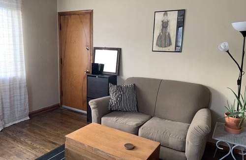 East Price Hill Apartment | Sunny, bright efficiency with an MCM vibe !