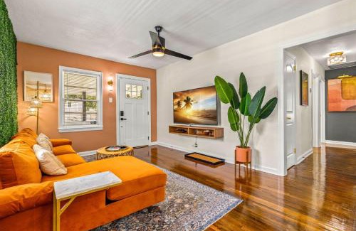 Oakford Park House | Sunny Citrus Escape Min to Midtown & Dog-Friendly