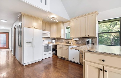 Beaver Shores Cabin | Sunny Days Getaway, Hot Tub/Fire Pit near Beaver Lake