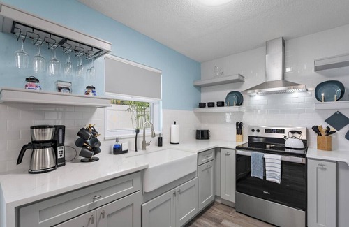 Pinellas Park House | Sunny Days & Starry Nights! 2/1 Home Great Price!