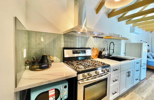 West Covina House | Sunny Days Tiny House - newly renovated with private entrance, pool & view