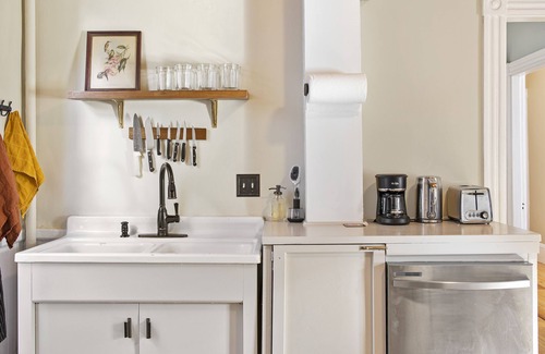 Prospect Hill Apartment | Sunny Dog Friendly Union Sq 1brm