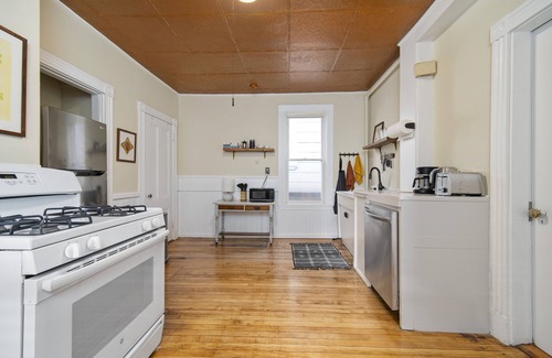 Prospect Hill Apartment | Sunny Dog Friendly Union Sq 1brm