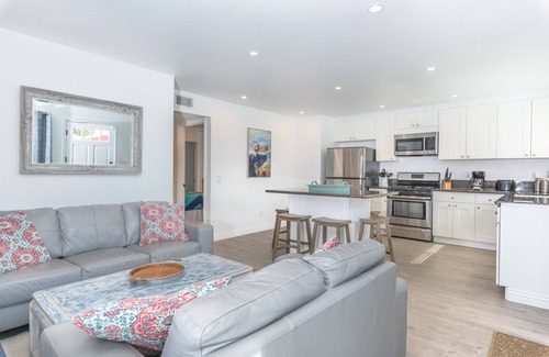 West Newport Condo | Sunny First Floor Beach House w/AC! | Large Outdoor Patio w/Grill | 1 Block to the Beach!