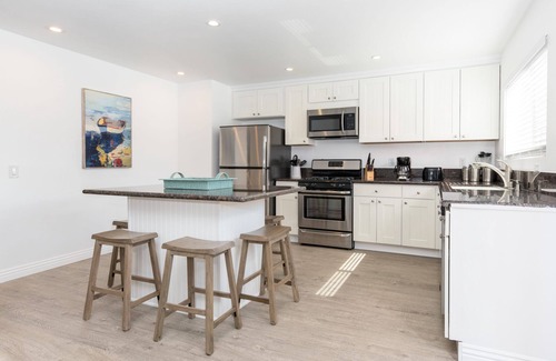 West Newport Condo | Sunny First Floor Beach House w/AC! | Large Outdoor Patio w/Grill | 1 Block to the Beach!