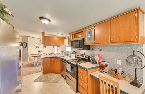 Washington County House | Sunny Florida Escape w/Screened-In Patio & Grill!