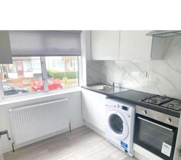 Hendon Apartment | Sunny Gardens 3-Bed Apartment in London