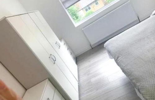 Hendon Apartment | Sunny Gardens 3-Bed Apartment in London