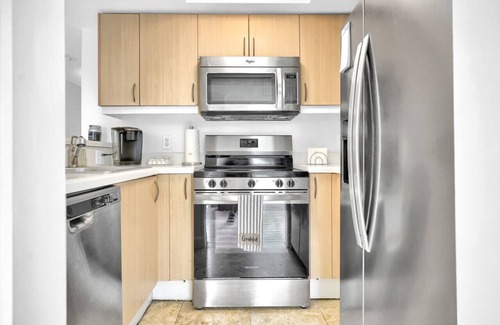 Coconut Grove Apartment | Sunny Getaway + Pool & Parking