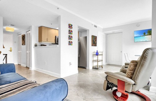 Coconut Grove Apartment | Sunny Getaway + Pool & Parking
