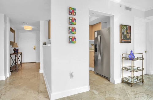 Coconut Grove Apartment | Sunny Getaway + Pool & Parking