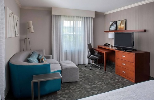 South Lowell Hotel | Sunny Haven in Lowell! 3 Convenient Units, Close to Merrimack Repertory Theatre