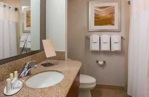 South Lowell Hotel | Sunny Haven in Lowell! 3 Convenient Units, Close to Merrimack Repertory Theatre