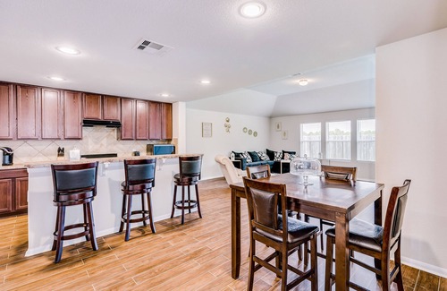 Humble House | Sunny home with yard, central AC & washer/dryer - golf nearby