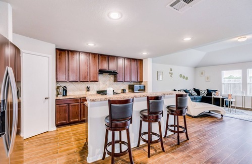 Humble House | Sunny home with yard, central AC & washer/dryer - golf nearby