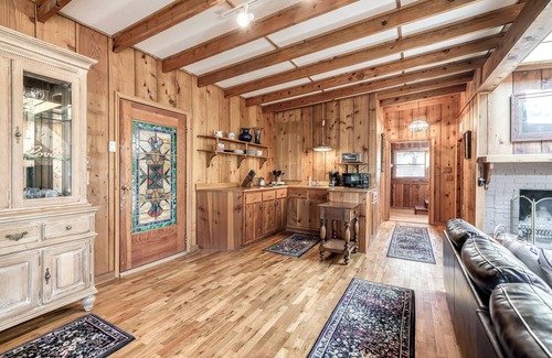 Gainesville House | Sunny & Lakefront Haven in Gainesville~King Bed