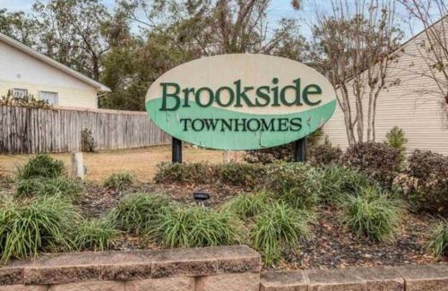 Southeast Pensacola Apartment | Sunny Large Two Bedroom Townhouse - Pool