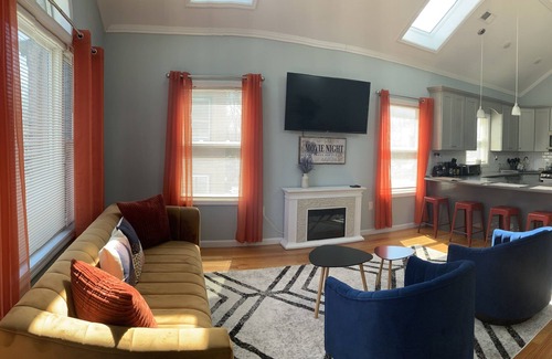 Greenville Condo | Sunny Modern Huge 3 bed 2 bath, 15 mins to downton NYC