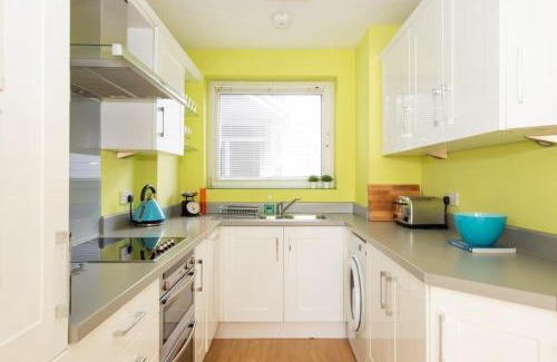 East Wittering Apartment | Sunny & Modern Near the Beach & Village w Parking