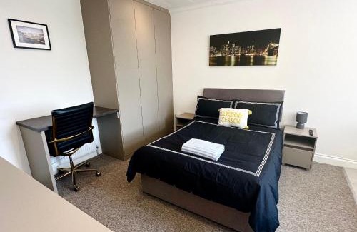 West Hendon Apartment | Sunny Modern, Private Apartment,15 Mins To Central London