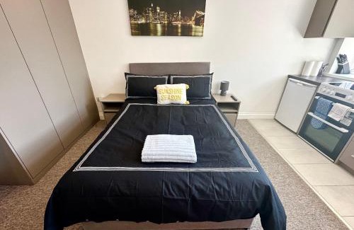 West Hendon Apartment | Sunny Modern, Private Apartment,15 Mins To Central London