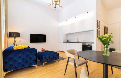 Margareten Apartment | Sunny & modern | Urban living with balcony