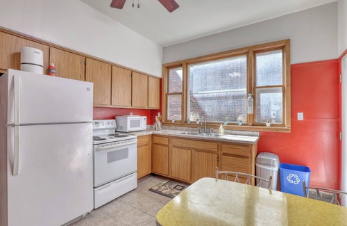 Bay View House | Sunny Multi Family Bay View Milwaukee Duplex with AC Patio and Parking 12+ Beds!