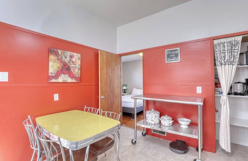 Bay View House | Sunny Multi Family Bay View Milwaukee Duplex with AC Patio and Parking 12+ Beds!