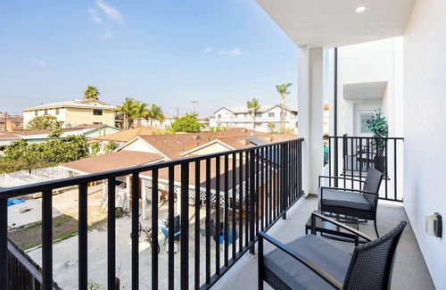 Hawthorne Apartment | Sunny Oasis Near LAX: Perfect for Travelers!