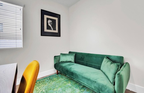 Hawthorne Apartment | Sunny Oasis Near LAX: Perfect for Travelers!