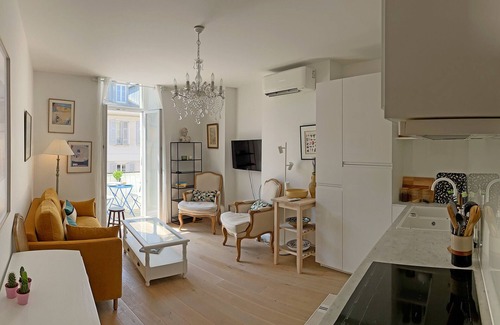 Jean-Medecin Apartment | Sunny one-bedroom corner apartment with a balcony. Next to Place Masséna.