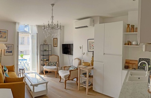Jean-Medecin Apartment | Sunny one-bedroom corner apartment with a balcony. Next to Place Masséna.