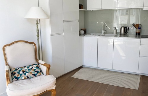 Jean-Medecin Apartment | Sunny one-bedroom corner apartment with a balcony. Next to Place Masséna.