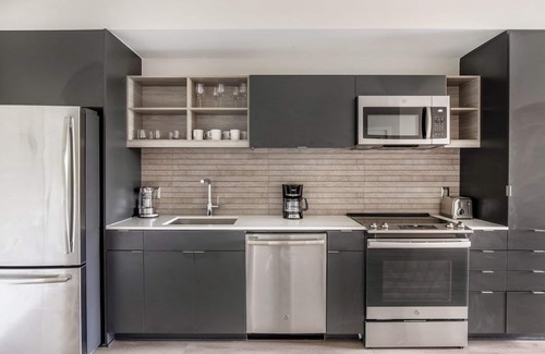 Crystal City Apartment | Sunny Potomac Yard 1BR w/Concierge & Lounge, nr Airport, by Blueground